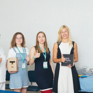 IT4Life: Олег Крот и Юрий Лазебников с ОО «Фундация течия» передают оборудование больнице